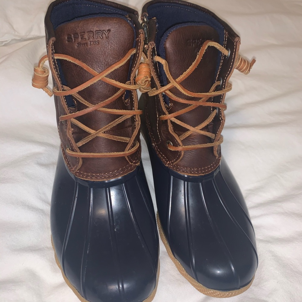 Women’s Sperry Saltwater Duck Boot (Navy/Brown)